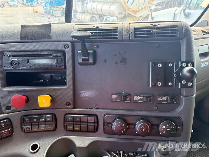 Freightliner Cascadia 125 6x4 T/A Sleeper Truck Tractor Vilcēji