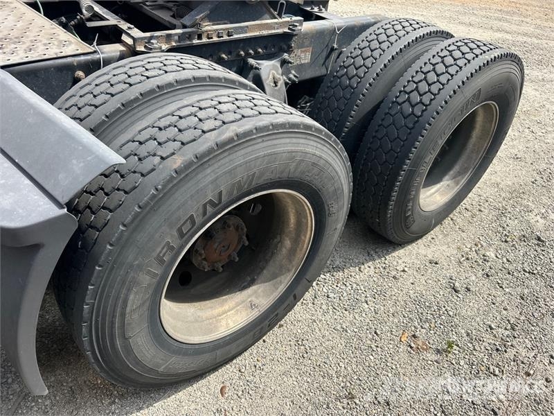 Freightliner Cascadia 126 6x4 T/A Sleeper Truck Tractor (Inoper Motrici e Trattori Stradali