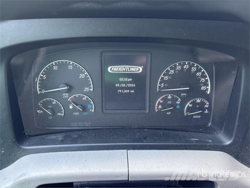 Freightliner Cascadia 126 6x4 T/A Sleeper Truck Tractor Tegljači