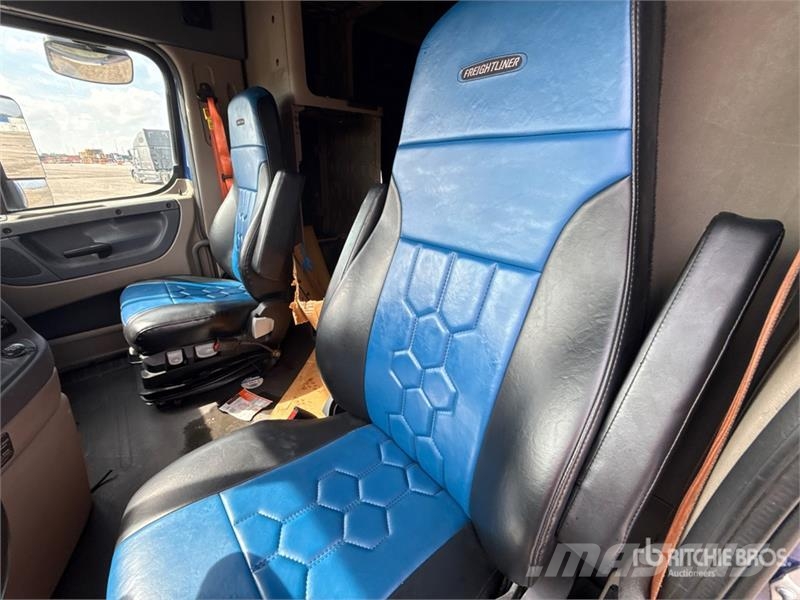 Freightliner Cascadia 125 6x4 T/A Sleeper Truck Tractor Vlačilci