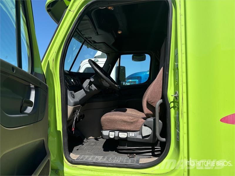 Freightliner Cascadia 125 6x4 T/A Sleeper Truck Tractor (Inoper Trekkvogner