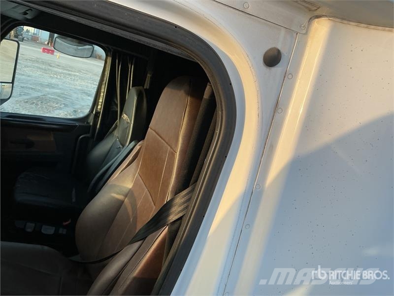 Freightliner Cascadia 126 6x4 T/A Sleeper Truck Tractor (Inoper Tegljači