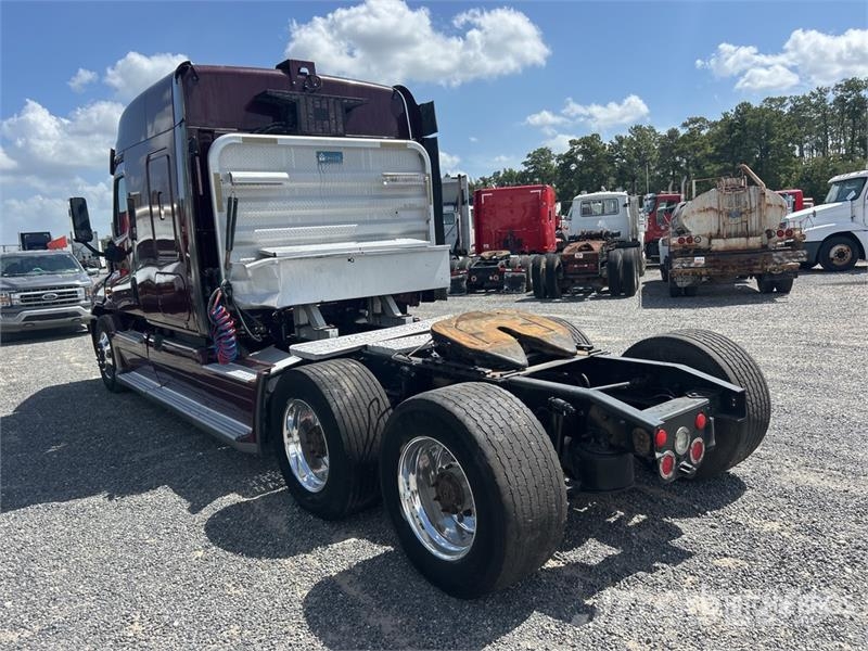 Freightliner Cascadia 125 6x4 T/A Sleeper Truck Tractor (Inoper Sattelzugmaschinen