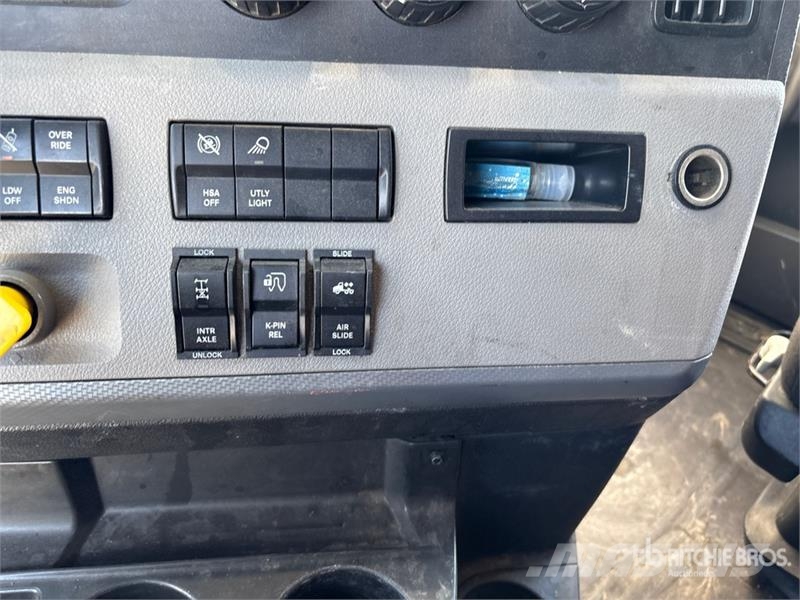 Freightliner Cascadia 126 6x4 T/A Sleeper Truck Tractor Tegljači