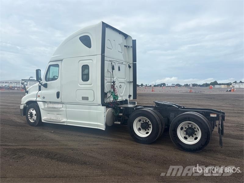 Freightliner Cascadia 125 6x4 T/A Sleeper Truck Tractor Vilcēji