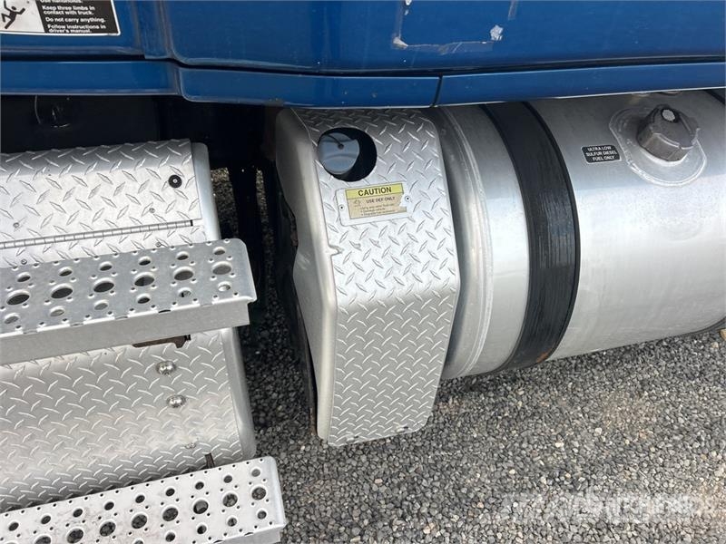 Freightliner Cascadia 126 6x4 T/A Sleeper Truck Tractor Vilcēji