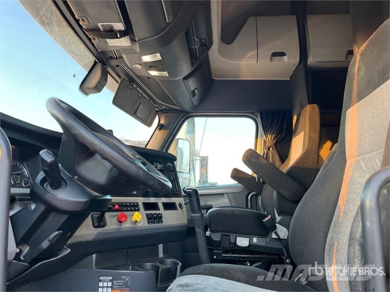 Freightliner Cascadia 126 6x4 T/A Sleeper Truck Tractor Tegljači