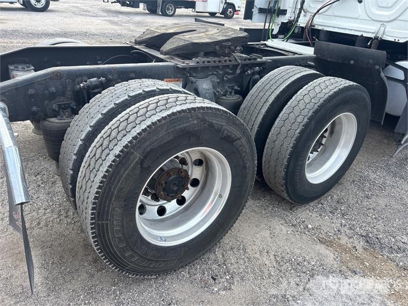 Freightliner Cascadia 126 6x4 T/A Sleeper Truck Tractor Vilcēji