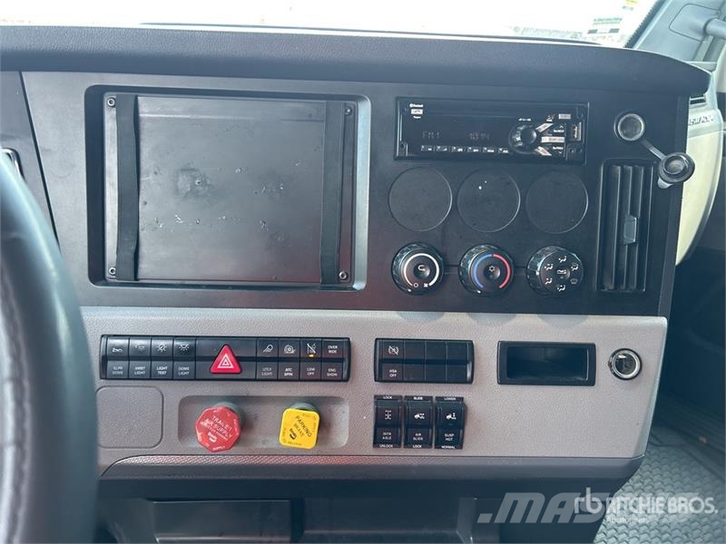 Freightliner Cascadia 126 6x4 T/A Sleeper Truck Tractor Cabezas tractoras