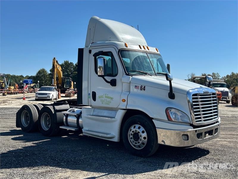 Freightliner Cascadia 125 6x4 T/A Sleeper Truck Tractor Vlačilci