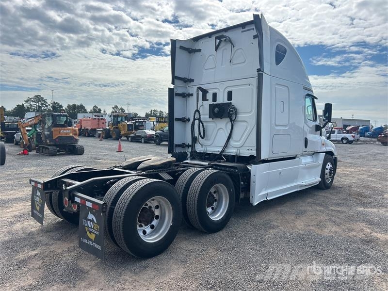 Freightliner Cascadia 125 6x4 T/A Sleeper Truck Tractor Tegljači