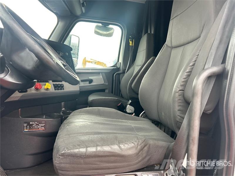 Freightliner Cascadia 126 6x4 T/A Sleeper Truck Tractor Nyergesvontatók