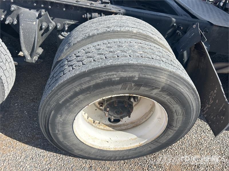 Freightliner Cascadia 125 6x4 T/A Sleeper Truck Tractor Trekkvogner