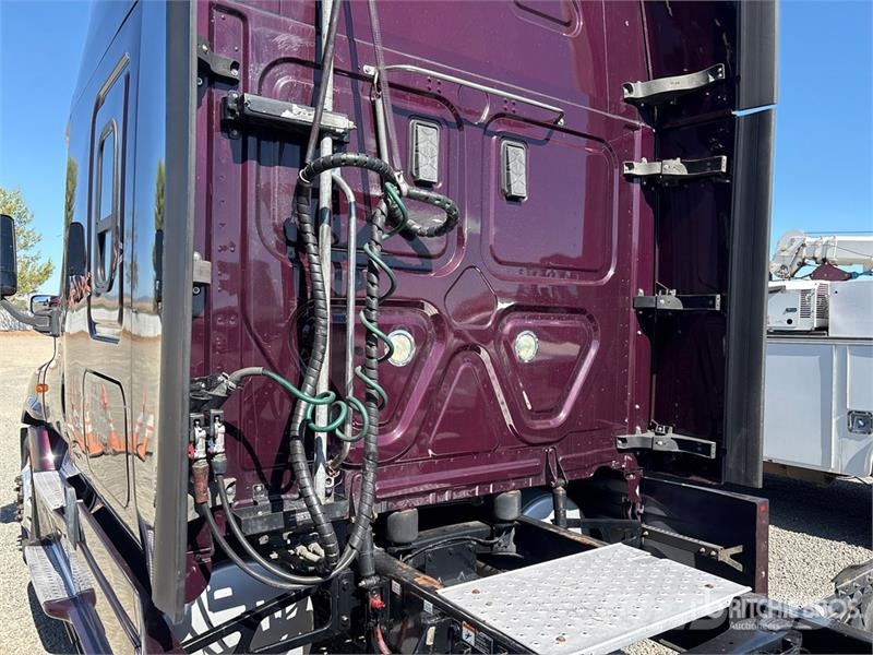Freightliner Cascadia 125 6x4 T/A Sleeper Truck Tractor Тягачі