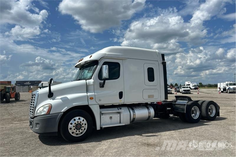 Freightliner Cascadia 125 6x4 T/A Sleeper Truck Tractor 中古トラクターヘッド | トレーラーヘッド