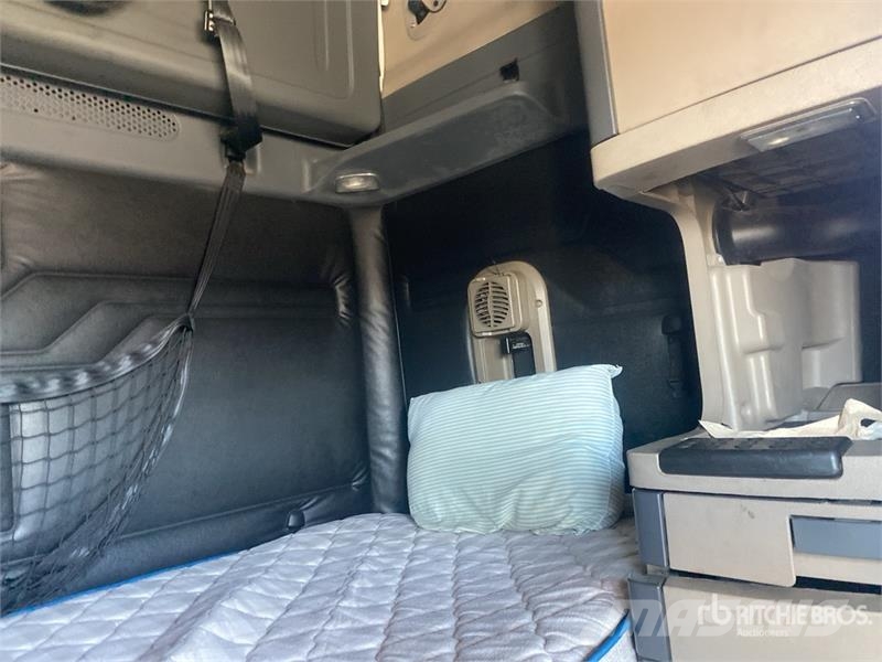 Freightliner Cascadia 125 6x4 T/A Sleeper Truck Tractor Cabezas tractoras