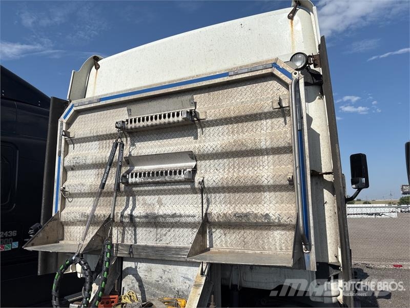 Freightliner Cascadia 125 6x4 T/A Sleeper Truck Tractor Tegljači