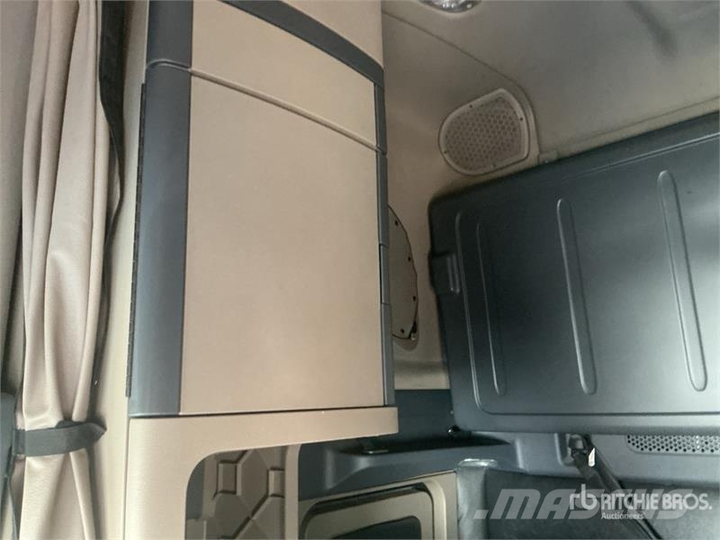 Freightliner Cascadia 125 6x4 T/A Sleeper Truck Tractor 中古トラクターヘッド | トレーラーヘッド