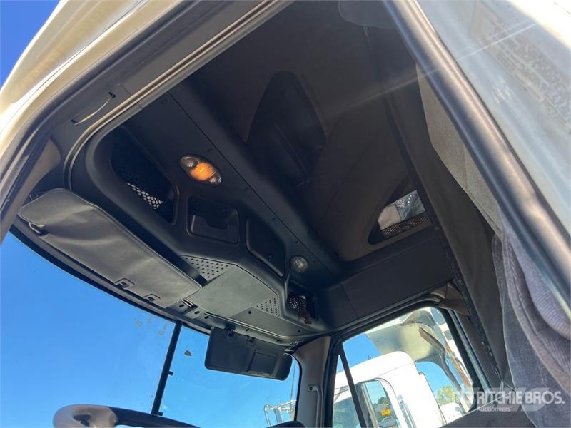 Freightliner Cascadia 6x4 T/A Sleeper Truck Tractor Vlačilci