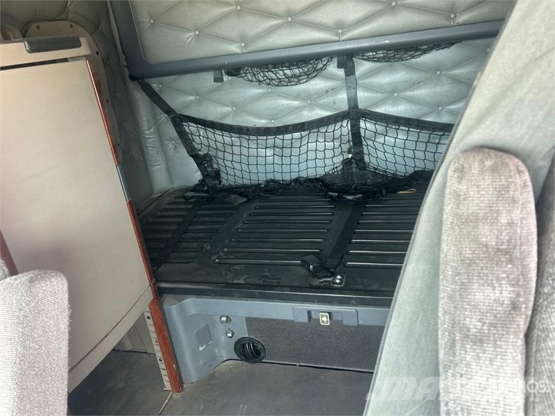 Freightliner Cascadia 125 6x4 T/A Sleeper Truck Tractor 中古トラクターヘッド | トレーラーヘッド
