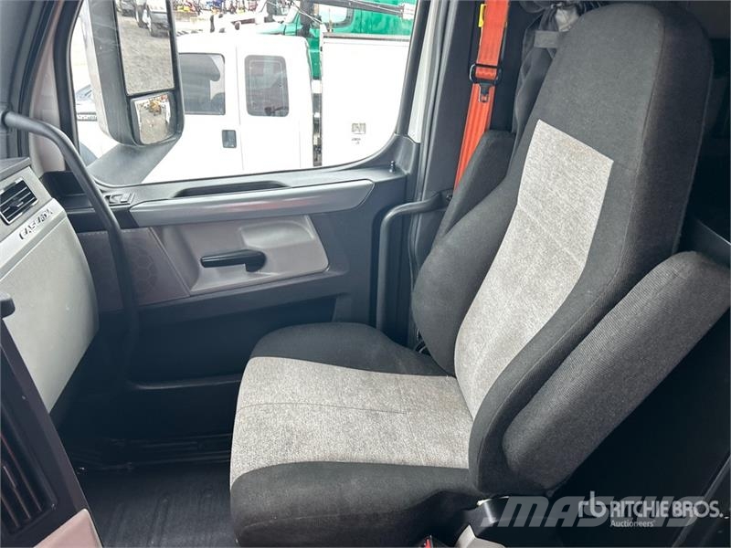 Freightliner Cascadia 126 6x4 T/A Sleeper Truck Tractor Vilcēji