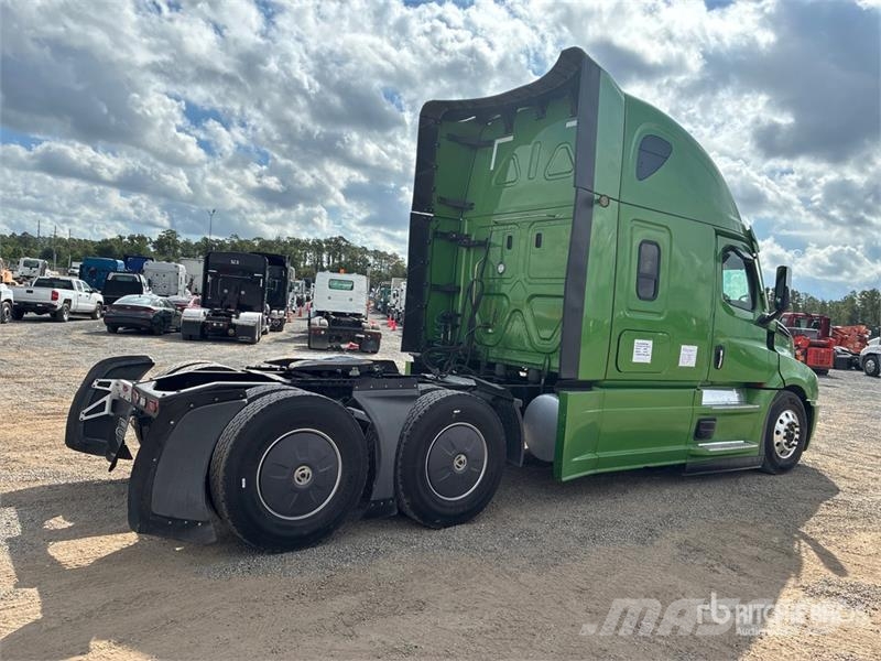 Freightliner Cascadia 126 6x4 T/A Sleeper Truck Tractor 中古トラクターヘッド | トレーラーヘッド