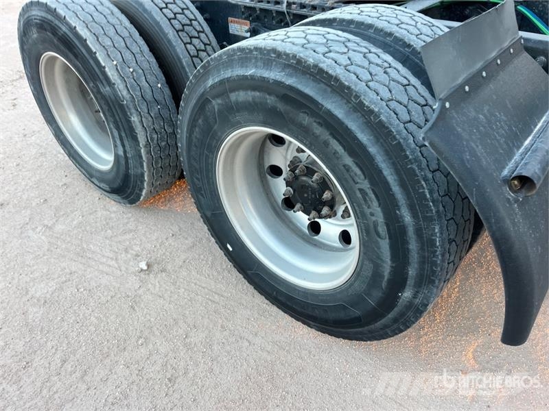Freightliner Cascadia 126 6x4 T/A Sleeper Truck Tractor Tegljači