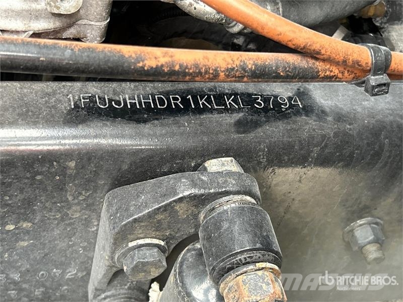 Freightliner Cascadia 126 6x4 T/A Sleeper Truck Tractor Тягачі