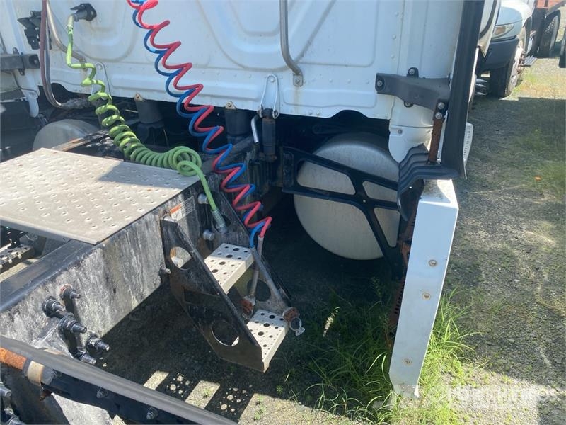 Freightliner Cascadia 126 6x4 T/A Sleeper Truck Tractor (Inoper 中古トラクターヘッド | トレーラーヘッド