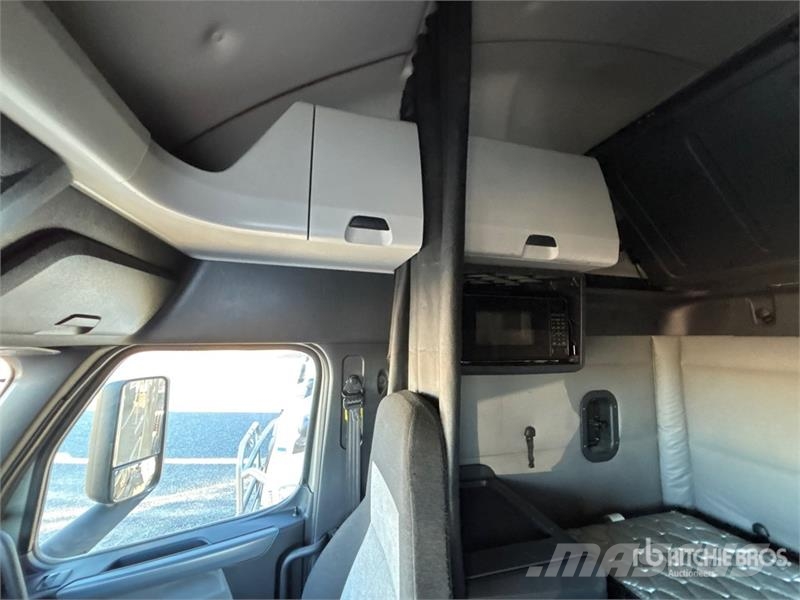 Freightliner Cascadia 126 6x4 T/A Sleeper Truck Tractor وحدات الجر
