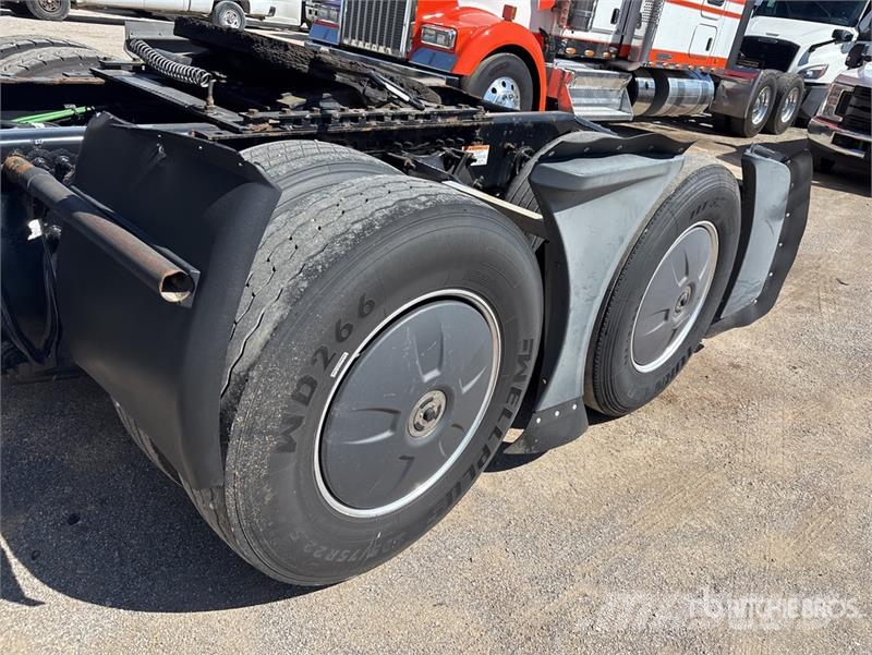 Freightliner Cascadia 126 6x4 T/A Sleeper Truck Tractor Седельные тягачи