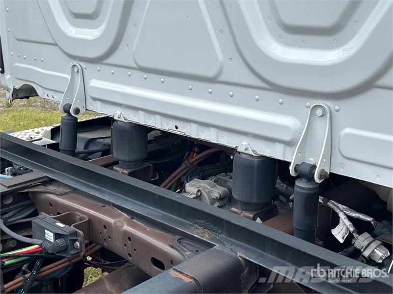 Freightliner Cascadia 113 Camiones portavehículos