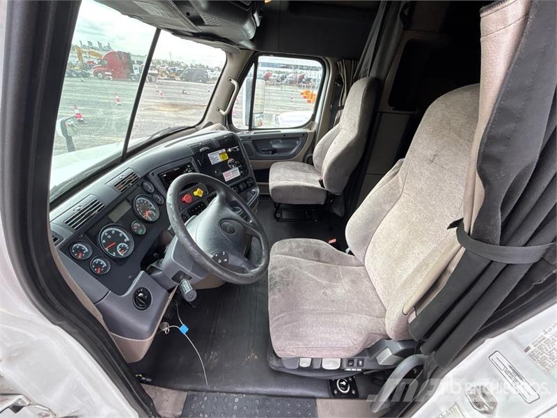 Freightliner Cascadia 125 6x4 T/A Sleeper Truck Tractor Vlačilci