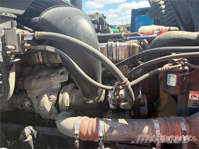 Freightliner Cascadia 125 6x4 T/A Sleeper Truck Tractor 中古トラクターヘッド | トレーラーヘッド