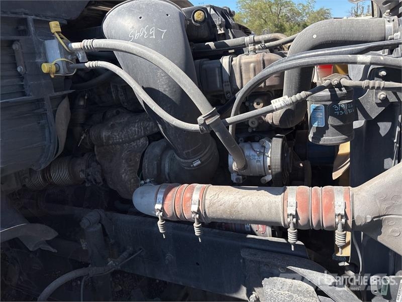 Freightliner Cascadia 125 6x4 T/A Sleeper Truck Tractor (Inoper Motrici e Trattori Stradali