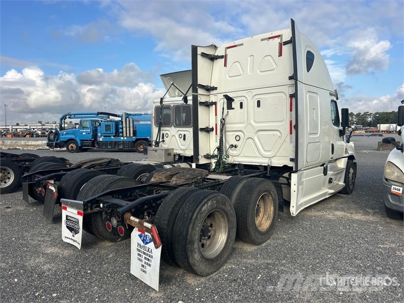 Freightliner Cascadia 125 6x4 T/A Sleeper Truck Tractor (Inoper وحدات الجر
