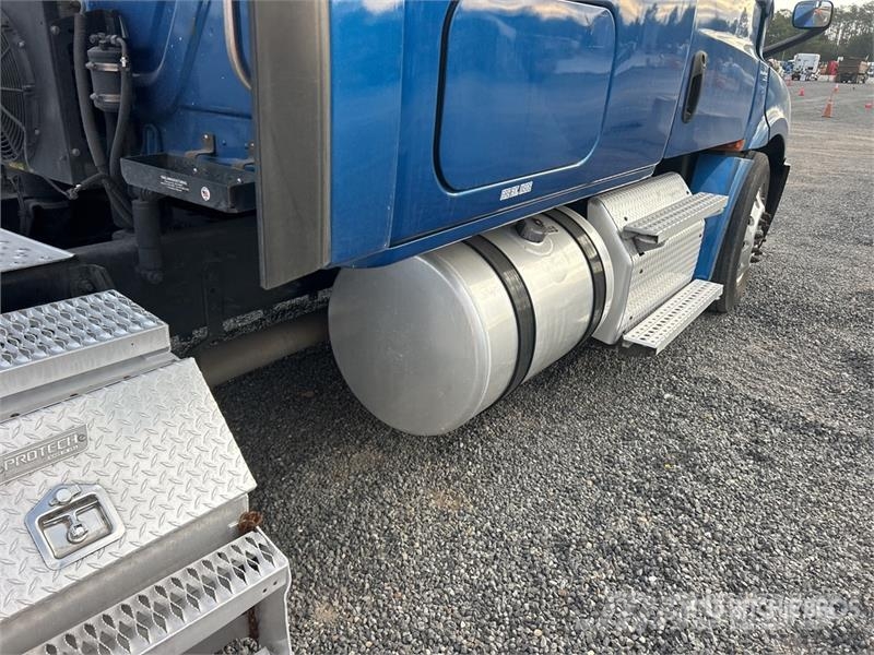 Freightliner Cascadia 126 6x4 T/A Sleeper Truck Tractor Vilcēji