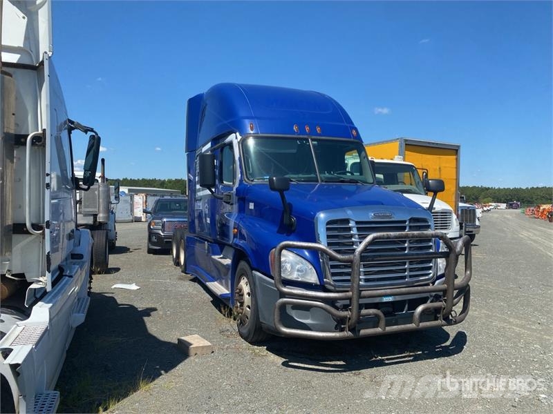Freightliner Cascadia 125 6x4 T/A Sleeper Truck Tractor (Inoper Ciągniki siodłowe