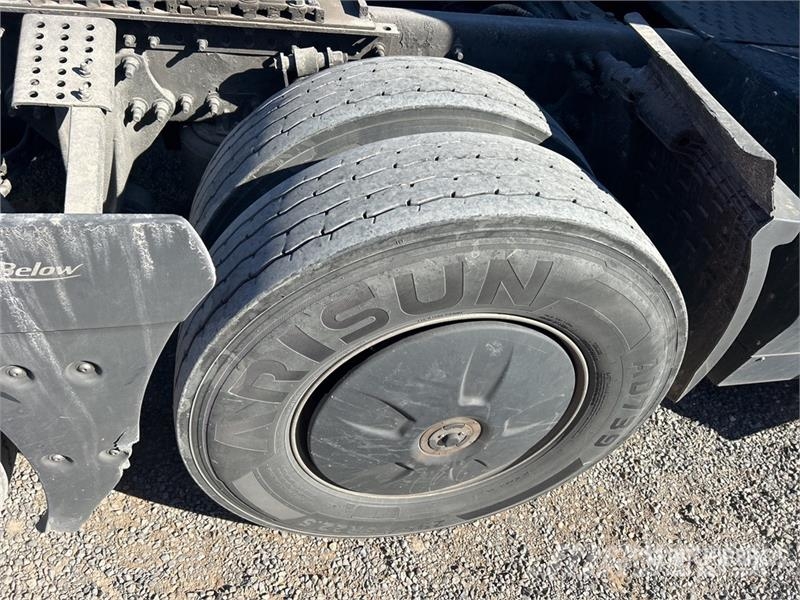 Freightliner Cascadia 126 6x4 T/A Sleeper Truck Tractor Tegljači