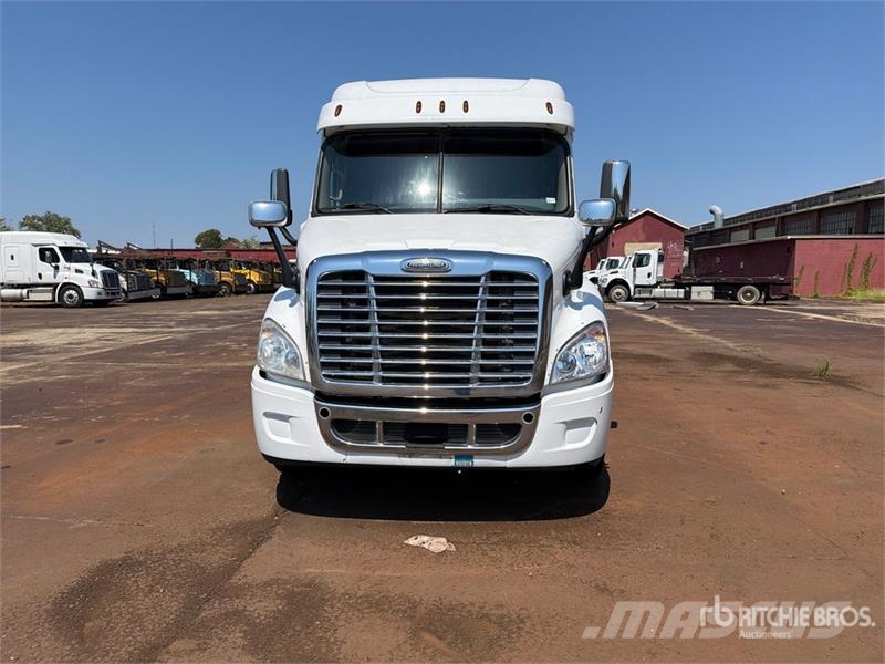 Freightliner Cascadia 113 6x4 Sleeper Car Carrier Truck Trasportatore per veicoli