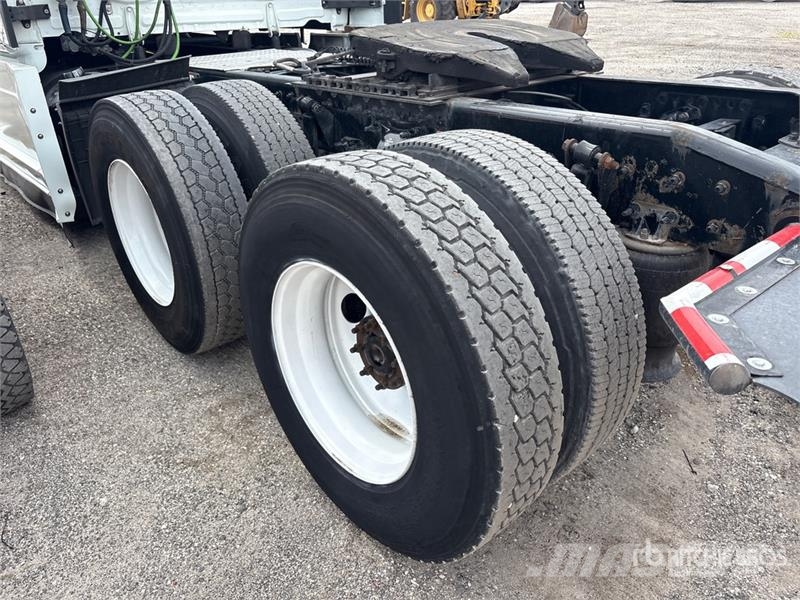 Freightliner Cascadia 126 6x4 T/A Sleeper Truck Tractor Naudoti vilkikai