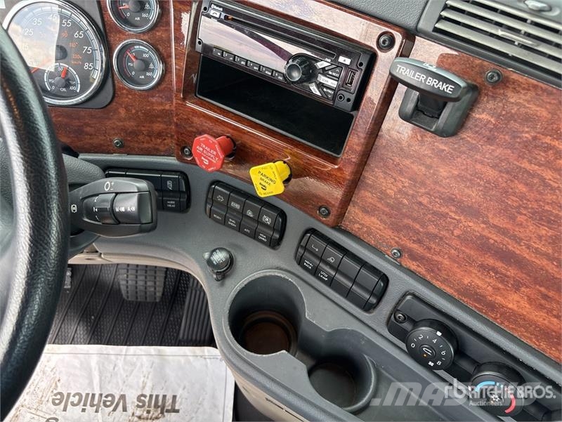 Freightliner Cascadia 113 Camiones portavehículos
