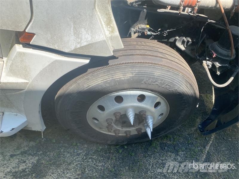 Freightliner Cascadia 126 6x4 T/A Sleeper Truck Tractor (Inoper 中古トラクターヘッド | トレーラーヘッド