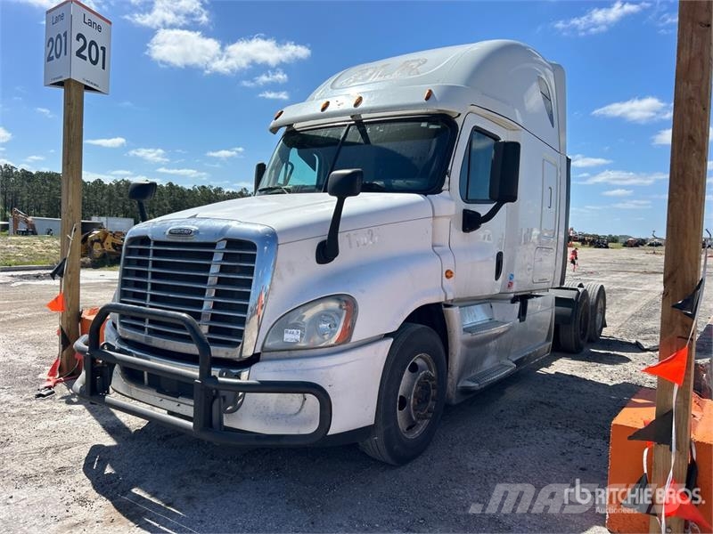 Freightliner Cascadia 125 6x4 T/A Sleeper Truck Tractor (Inoper Cavalos mecânicos