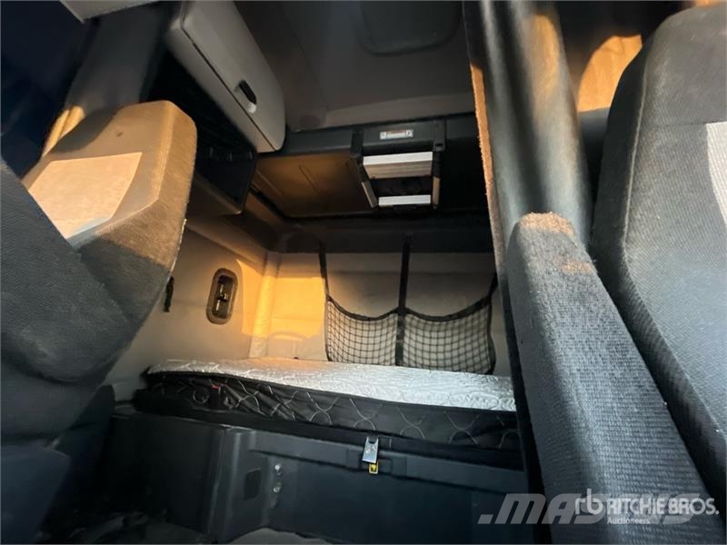 Freightliner Cascadia 126 6x4 T/A Sleeper Truck Tractor Tegljači