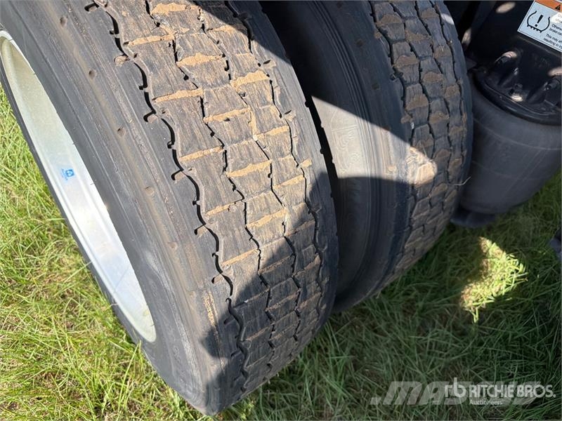 Freightliner Cascadia 113 6x4 Sleeper Car Carrier Truck مركبات النقل