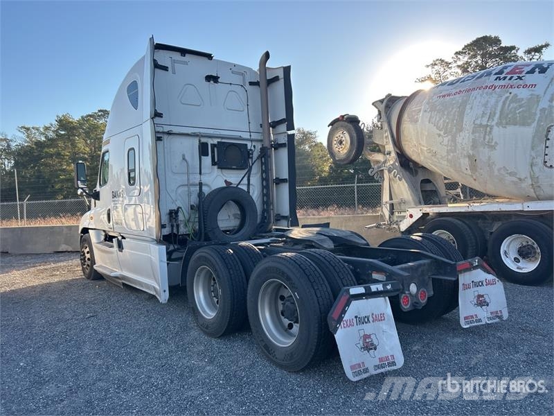 Freightliner Cascadia 125 6x4 T/A Sleeper Truck Tractor (Inoper Vilcēji