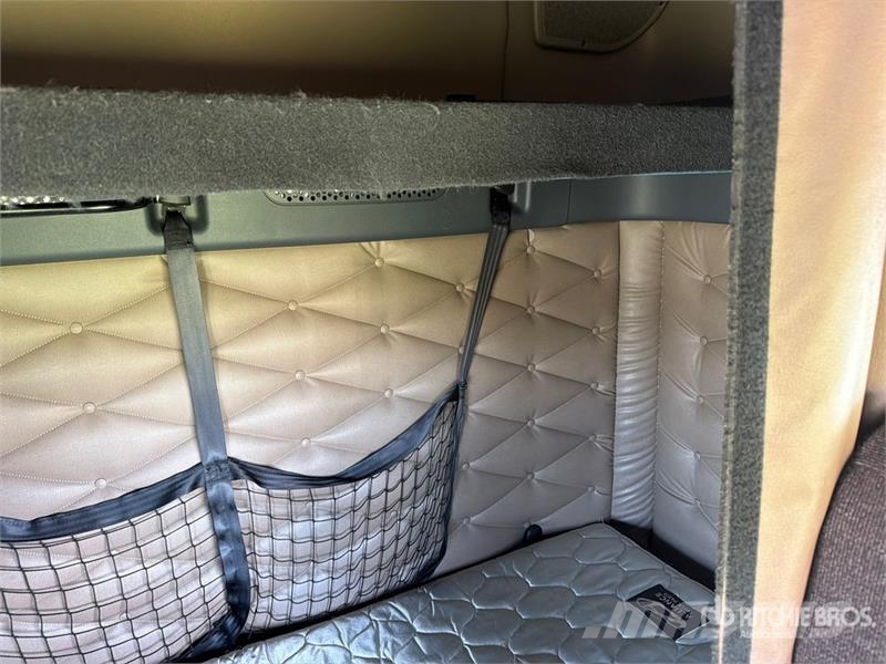 Freightliner Cascadia 113 6x4 Sleeper Car Carrier Truck Autotransporteri