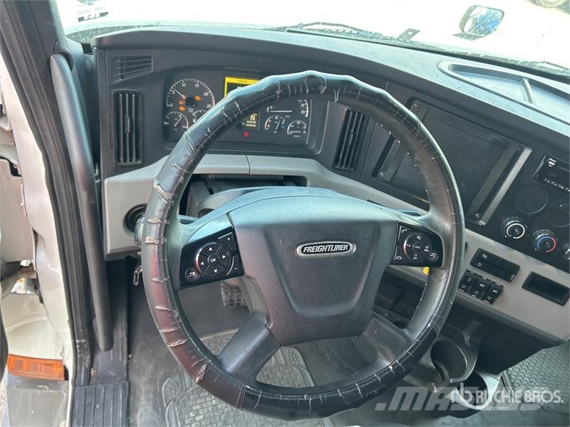 Freightliner Cascadia 126 6x4 T/A Sleeper Truck Tractor Cabezas tractoras