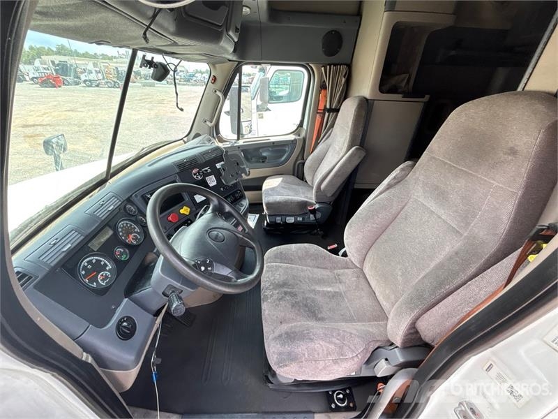 Freightliner Cascadia 125 6x4 T/A Sleeper Truck Tractor Dragbilar
